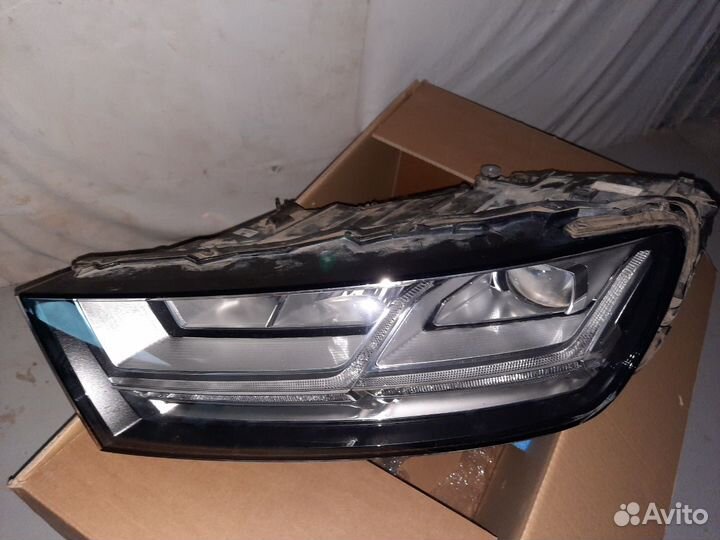 Audi Q7 2 фара левая (скол на стекле)
