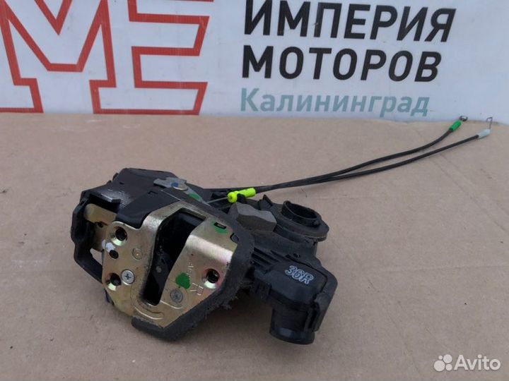 Замок двери передний правый Toyota Matrix E130 1ZZ