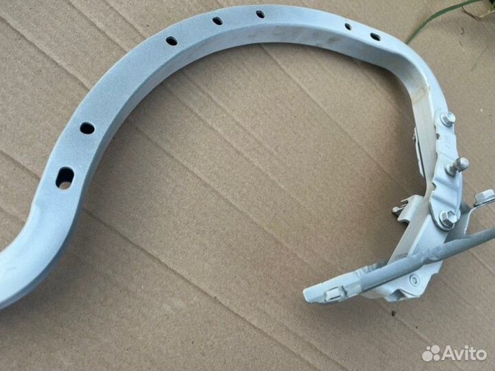 Петля багажника правая Toyota Camry V70/V75