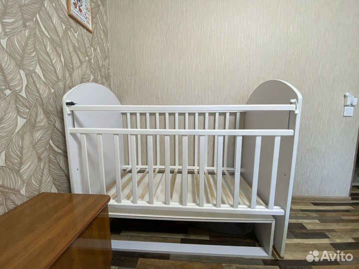 Детская кроватка с маятником белая