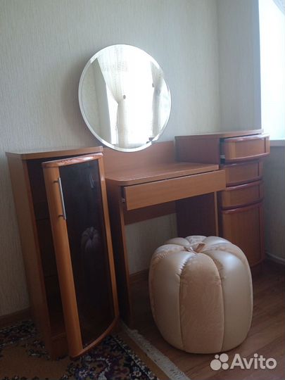 Туалетный столик с зеркалом + 2 пенала + пуф