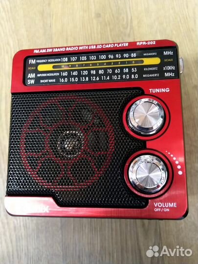 Компактный красный трехдиапазонный радиоприемник