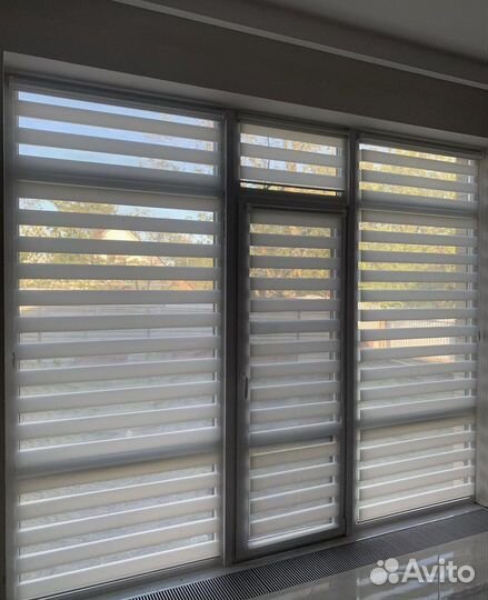 Рулонные шторы «День-ночь» серый