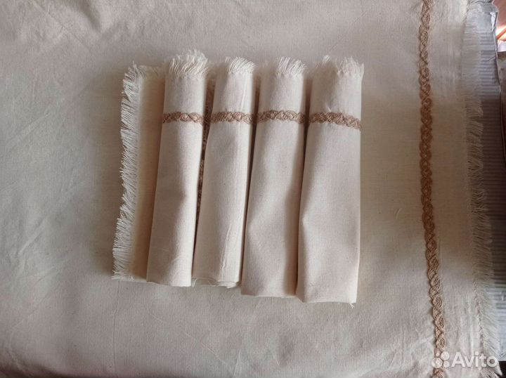 Стильный комплект из 4 салфеток и дорожки