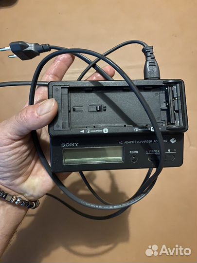 Зарядное устройство Sony AC-VQ850