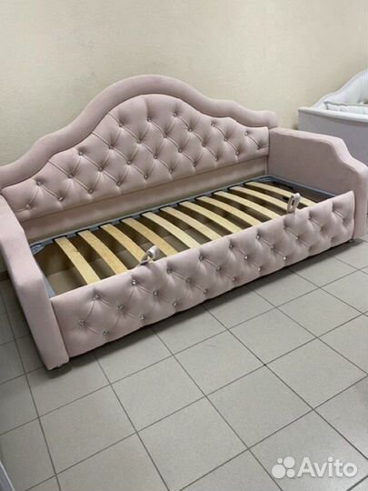 Детская кровать с подъемным механизмом