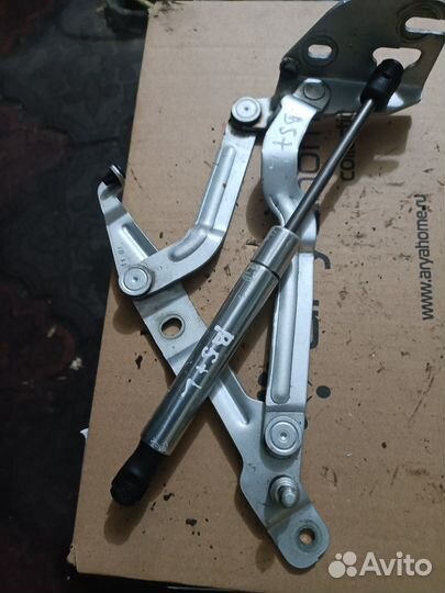 Левая петля багажника Volkswagen Passat B5+