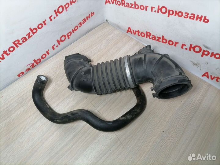 Патрубок возможного фильтра Volvo S40 01-04