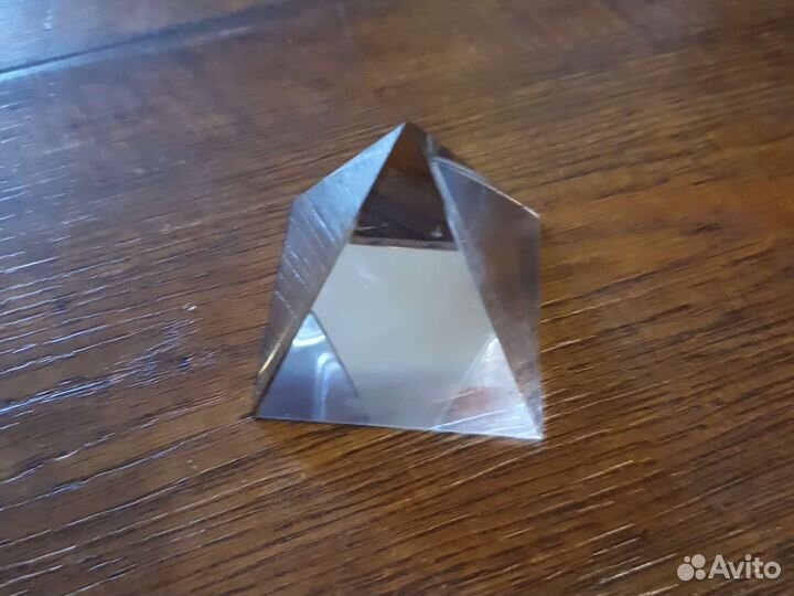 Стеклянная пирамидка