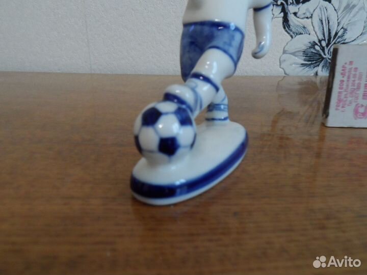 Статуэтка футболист