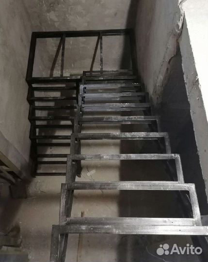 Лестница на второй этаж. Металлокаркас