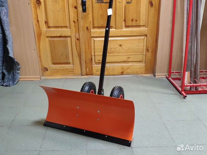 Лопата на колесах для снега