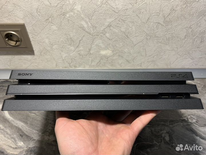 Playstation 4 Pro + 2 джостика + FIFA24