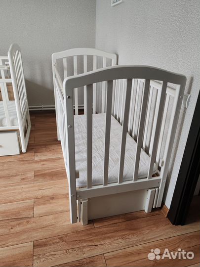 Детская кроватка с поперечным маятником