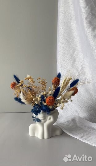 Интерьерная композиция из сухоцветов в кашпо