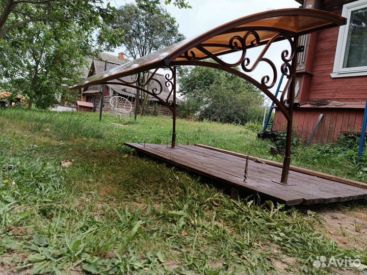 Козырек над крыльцом