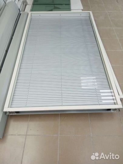 Оконный блок, пластиковый, со встроенными жалюзи