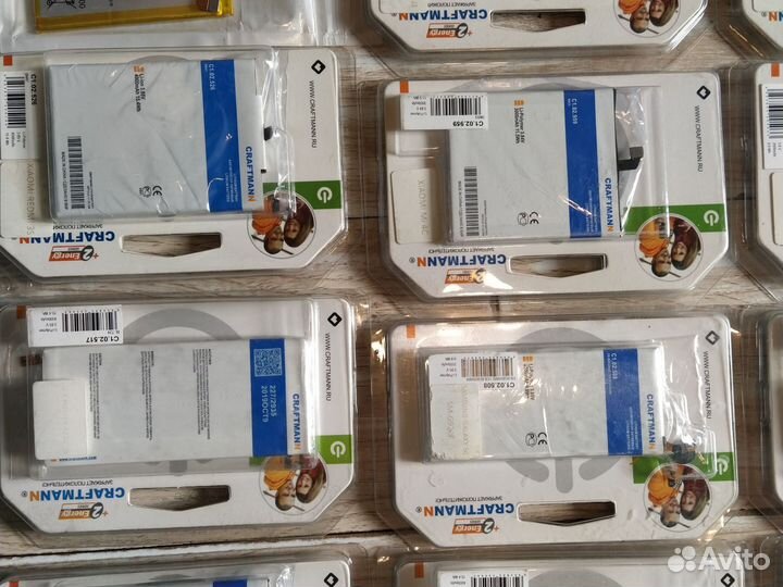 Коробка новых аккумуляторов для смартфонов