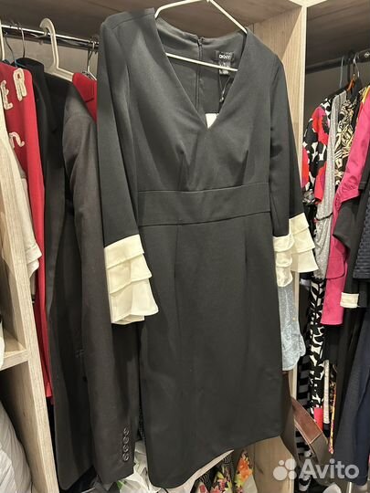 Платье dkny с расклешенными рукавами со сборкой