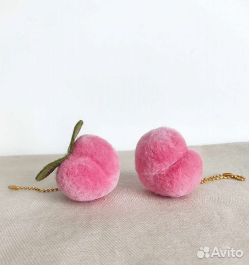 Персик брелок на сумку, рюкзак,в авто