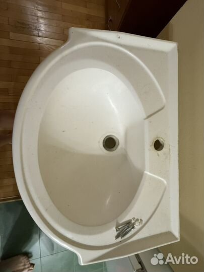 Тумба для ванной с раковиной и зеркалом