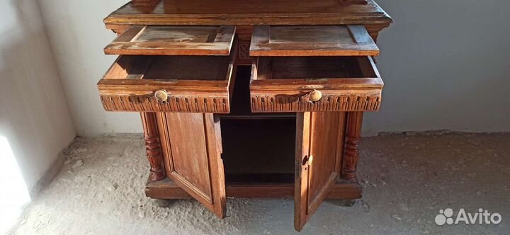 Старинный антикварный шкаф буфет