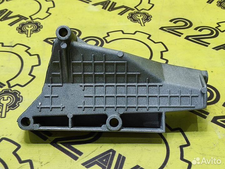 Кронштейн передний правый LADA Granta 2