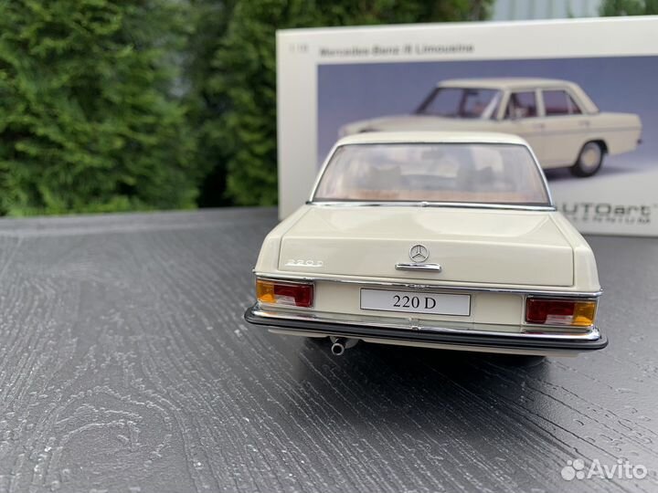 1/18 Autoart Mercedes-Benz /8 Limousine 220d w115