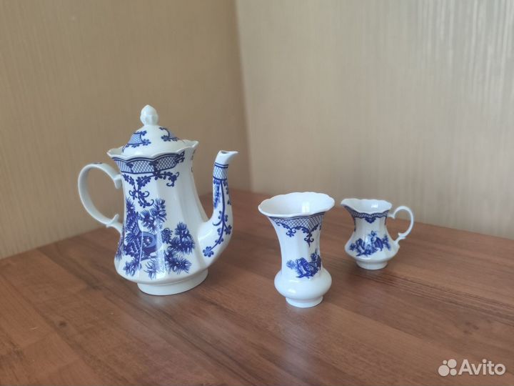 Сервиз: кувшин, молочник и ваза