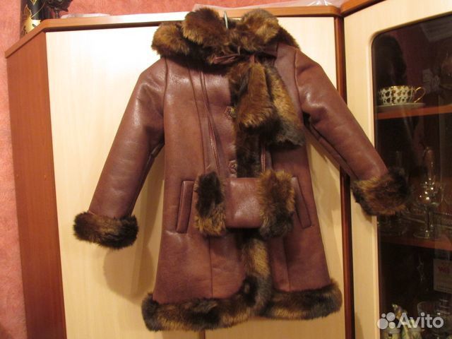 Продам дубленку с муфтой и капюшоном. (новая)
