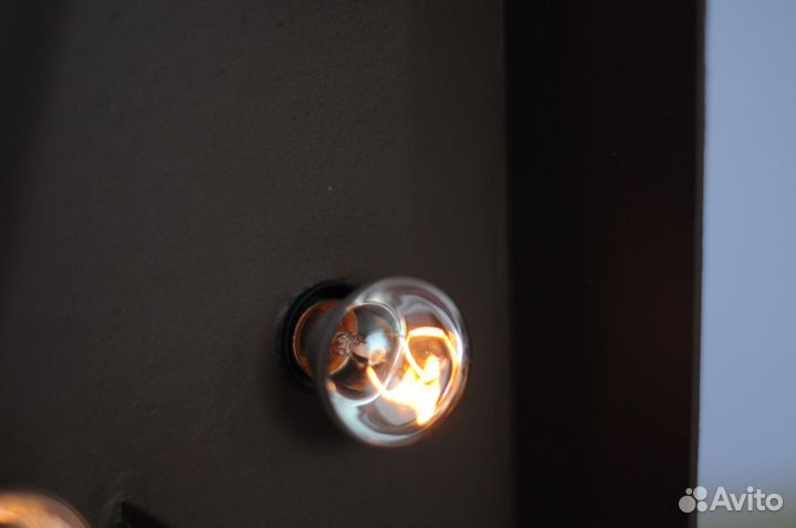 Объемная буква с лампочками в ретро-стиле М, А