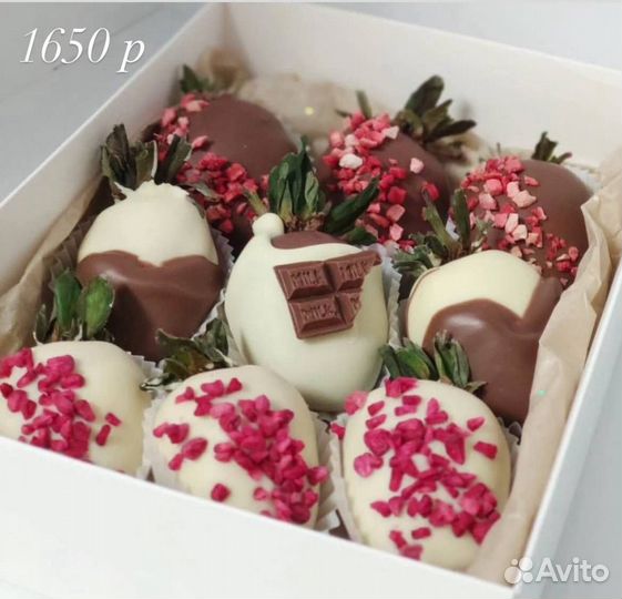 Клубника и финики в шоколаде