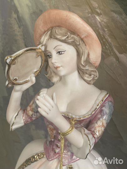 Фарфоровая статуэтка