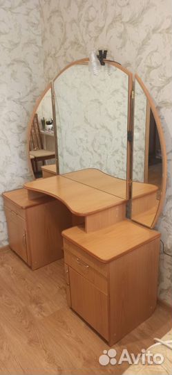 Туалетный столик с зеркалом