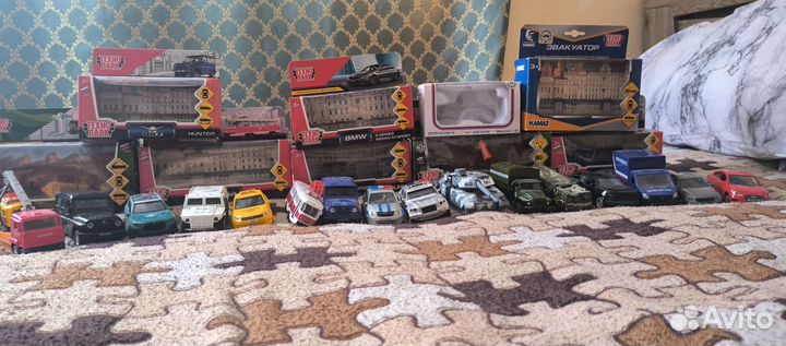 Игрушечные железные машинки