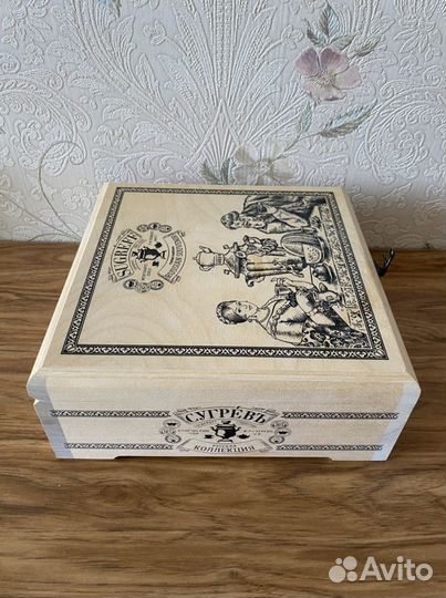 Деревянная шкатулка