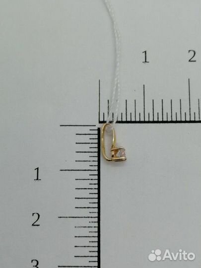 Золотая подвеска с камнем