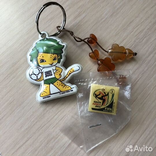 Сувенир fifa 2010 брелок значок