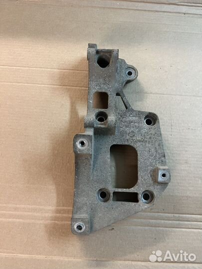 Кроштейн генератора и кондиционера Skoda Oktavia