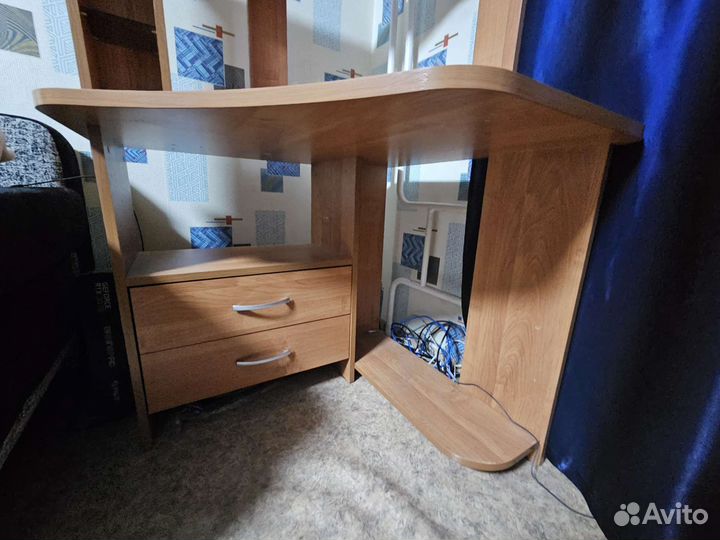 Компьютерный стол и кресло