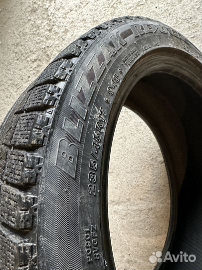 Bridgestone Blizzak Revo GZ 235/45 R17 94