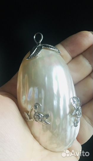 Перламутровая белая раковина