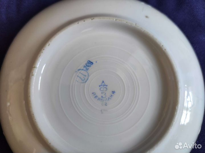 Фарфоровая чашка с блюдцем, чайник