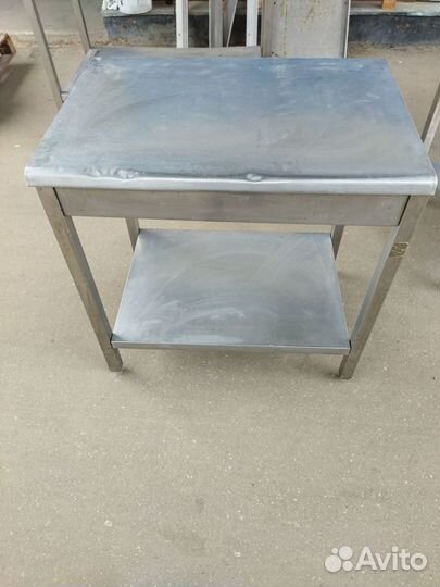 Столы нейтральные на квадратной трубе, на углах