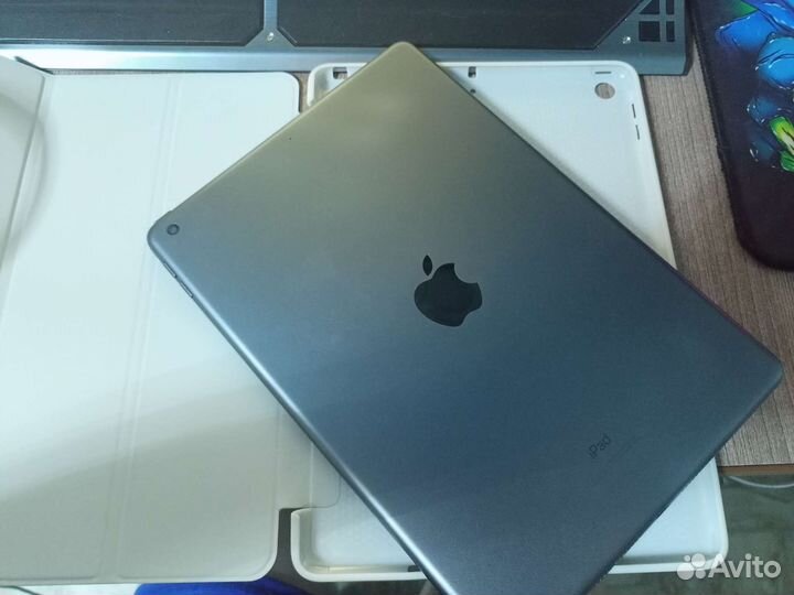 Продаю iPad (2020) 8-поколения на 128гб