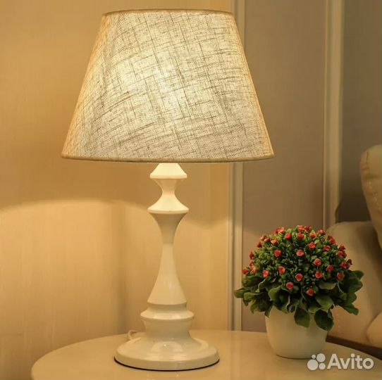 Лампа настольная с абажуром