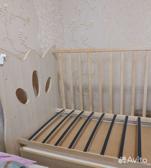 Детская кроватка с маятником