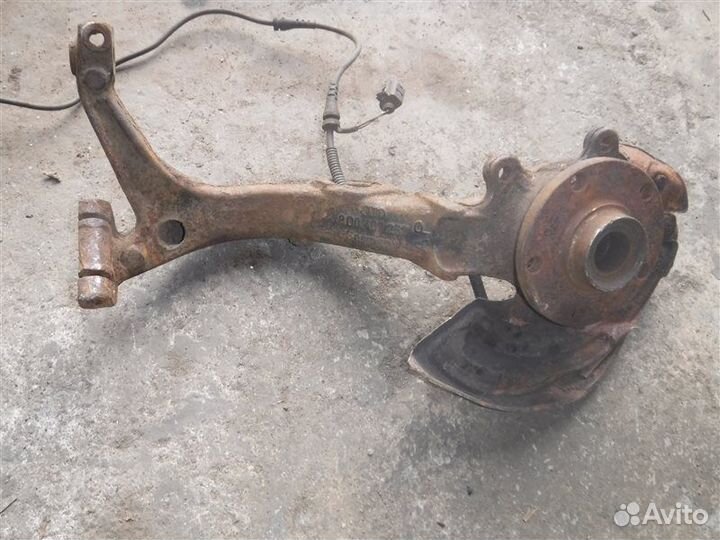 Кулак поворотный лев. перед. Volkswagen Passat