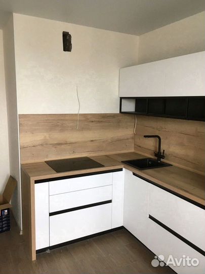 Кухонный гарнитур в стиле хай тек