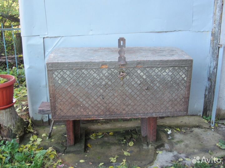 Сундук старинный